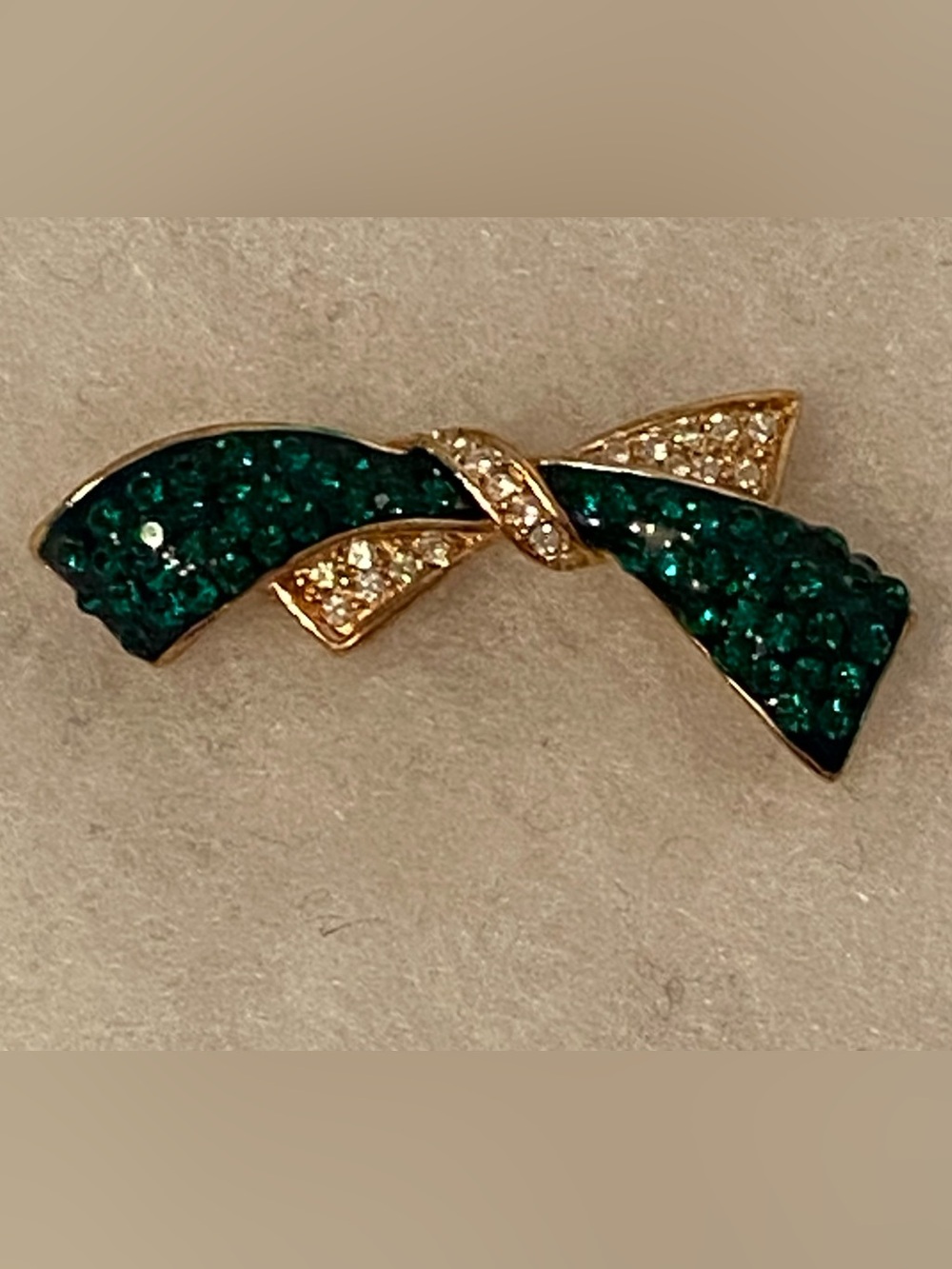VINTAGE BROOCH GREEN & CLEAR PAVE SET RHINESTONE BLING BOW GOLD TONE SETTING